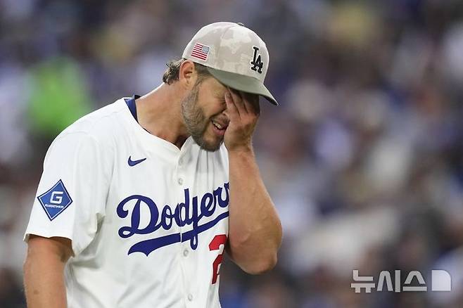 [로스앤젤레스=AP/뉴시스] LA 다저스의 클레이튼 커쇼가 18일(한국 시간) 미국 캘리포니아주 로스앤젤레스의 다저스타디움에서 벌어진 2025 메이저리그(MLB) LA 에인절스와의 경기에 선발 등판, 3회초 아쉬운 표정을 짓고 있다. 2025.05.18