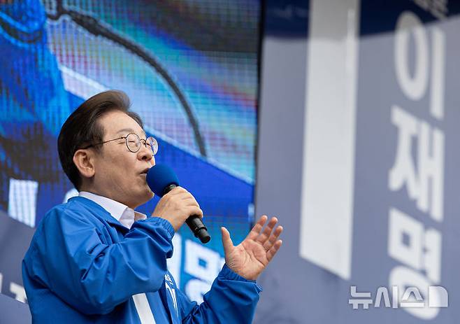 [군산=뉴시스] 조성우 기자 = 이재명 더불어민주당 대선후보가 16일 전북 군산시 구시청광장에서 열린 유세에서 연설하고 있다. (공동취재) 2025.05.16. photo@newsis.com