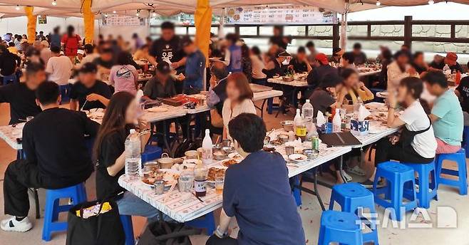 [제주=뉴시스] 오영재 기자 = 18일 오전 제주 서귀포시 보목항에서 열린 '보목 2025 자리돔축제'에서 방문객들이 먹거리장터를 이용하고 있다. 2025.05.18. oyj4343@newsis.com