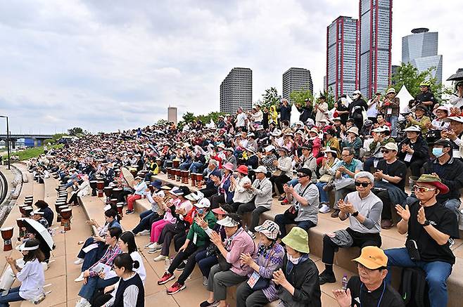 지난 17일, 서울 한강공원 물빛무대에서 열린 정선아리랑 50주년 특별 공연 ‘정선아리랑 in Seoul’ 행사에 서울시민들이 인산인해를 이루고 있다. (사진=정선군 제공) *재판매 및 DB 금지