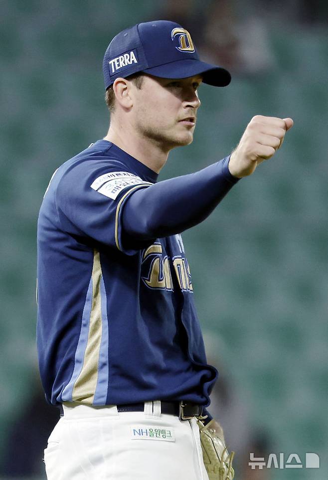 [인천=뉴시스] 최동준 기자 = 13일 인천SSG 랜더스필드에서 열린 2025 KBO리그 NC 다이노스와 SSG 랜더스의 경기, 6회말 무사 주자 없는 상황 NC 선발 라일리가 SSG 안상현을 아웃 시킨 뒤 기뻐하고 있다. 2025.05.13. photocdj@newsis.com