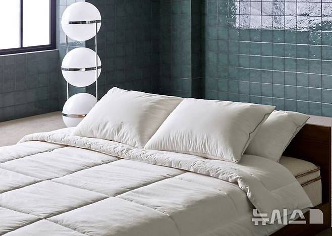 [서울=뉴시스] N32 아이슬란드 씨셀™ 화이버 듀벳 & 필로우. (사진= 시몬스 제공)