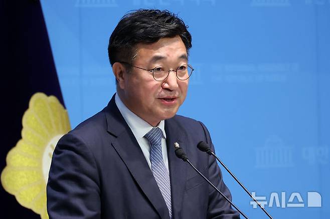 [서울=뉴시스] 조성우 기자 = 이재명 제21대 대통령 선거 더불어민주당 경선 후보 캠프 선거대책위원장인 윤호중 의원이 지난달 18일 오전 서울 여의도 국회 소통관에서 영남 지역 공약을 발표하고 있다. 2025.04.18. xconfind@newsis.com