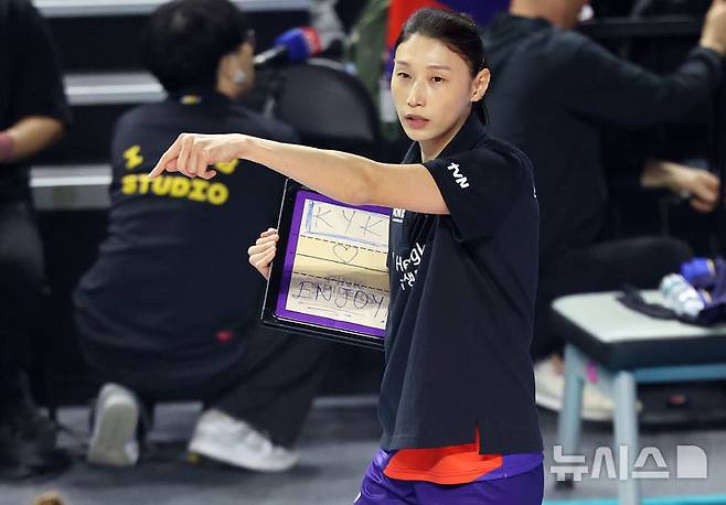 [인천=뉴시스] 이영환 기자 = 18일 오후 인천 부평구 삼산월드체육관에서 열린 KYK 인비테이셔널 2025 여자배구 세계 올스타전 팀 스타와 팀 월드의 경기, 팀 스타 감독 김연경이 작전지시를 하고 있다. 2025.05.18. 20hwan@newsis.com