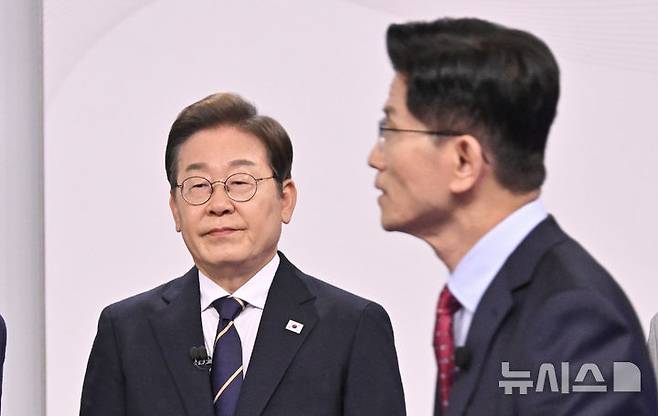 [서울=뉴시스] 국회사진기자단 = 이재명(왼쪽) 더불어민주당 대선 후보, 김문수 국민의힘 대선 후보가 18일 서울 마포구 SBS프리즘타워에서 열린 중앙선거방송토론위원회 주관 제21대 대통령선거 후보자 토론회 시작에 앞서 준비하고 있다. 2025.05.18. photo@newsis.com