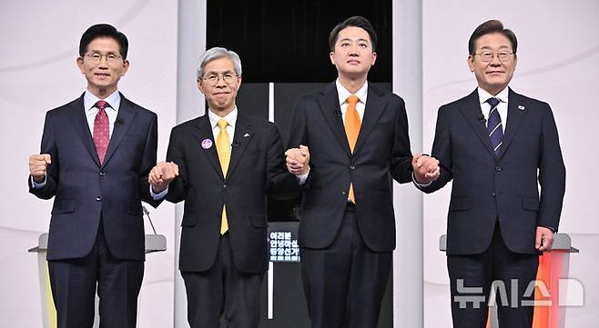 [서울=뉴시스] 국회사진기자단 = 18일 서울 마포구 SBS프리즘타워에서 열린 중앙선거방송토론위원회 주관 제21대 대통령선거 후보자 토론회에서 각 정당 대선 후보들이 선전을 다짐하고 있다. 왼쪽부터 국민의힘 김문수, 민주노동당 권영국, 개혁신당 이준석, 더불어민주당 이재명 대선후보. 2025.05.18. photo@newsis.com