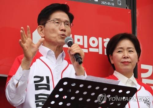 GTX 관련 공약 발표하는 김문수 후보 (화성=연합뉴스) 박동주 기자 = 국민의힘 김문수 대선 후보가 16일 경기 화성시 동탄역 앞에서 GTX 관련 공약 발표를 하고 있다. 2025.5.16 pdj6635@yna.co.kr