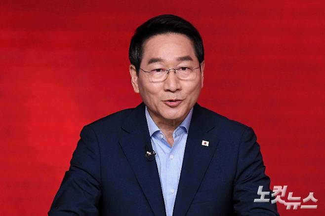 지난달 19일 서울 강서구 ASSA 아트홀에서 열린 국민의힘 대선 경선 후보 조별 토론회에서 유정복 후보가 인사말을 하고 있다. 박종민 기자