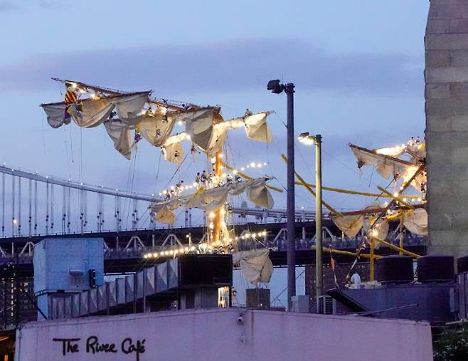 브루클린브리지 충돌로 꺾인 멕시코 해군훈련함 돛대. 연합뉴스