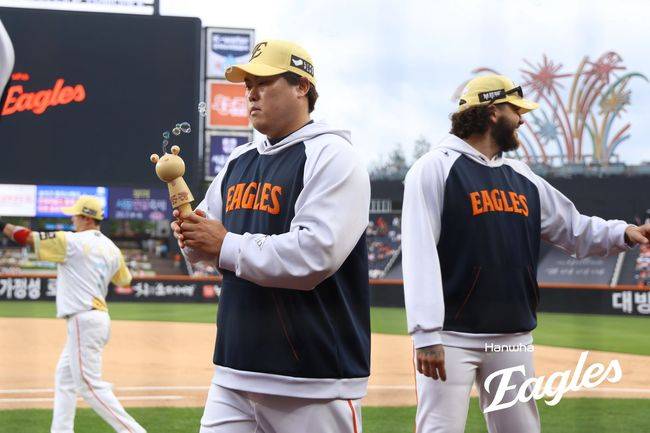 한화 류현진과 코디 폰세. /한화 이글스 제공