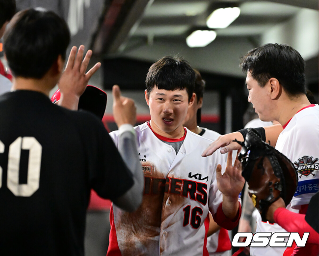 [OSEN=광주, 김성락 기자] 15일 오후 광주 북구 기아챔피언스필드에서 ‘2025 신한 SOL Bank KBO리그’ KIA 타이거즈와 롯데 자이언츠의 경기가 열렸다.KIA는 선발투수로 올러, 롯데는 나균안을 내세웠다.3회말 무사 1, 3루 KIA 오선우의 동점 1타점 적시타 때 3루주자 최원준이 득점을 올린 뒤 더그아웃에서 동료 선수들과 기쁨을 나누고 있다. 2025.05.15 / ksl0919@osen.co.kr