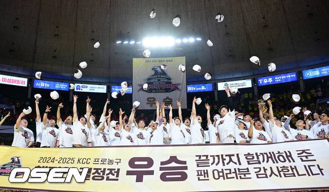 [OSEN=잠실학생체, 최규한 기자] 창원 LG가 창단 첫 우승의 영광을 쏘아 올렸다.&nbsp;창원 LG는 17일 서울잠실학생체육관에서 열린 2024-2025 KCC 프로농구 챔피언결정전 7차전서 서울 SK에 62-58로 승리했다.&nbsp;이날 승리로 LG는 지난 1997-1998 KBL 참가 후 창단 처음으로 챔피언결정전 정상에 올랐다.&nbsp;챔피언 결정전 우승을 거머쥔 LG 조상현 감독을 비롯한 코칭스태프와 선수들이 모자를 던지며 기뻐하고 있다. 2025.05.17 / dreamer@osen.co.kr