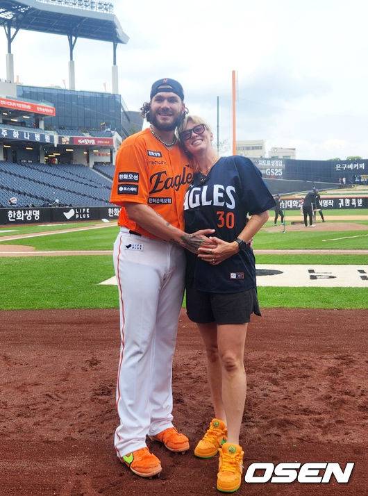 [OSEN=대전, 이상학 기자] 한화 코디 폰세(왼쪽)가 17일 대전 SSG전 더블헤더 1차전에서 18탈삼진 신기록을 세운 뒤 아내 엠마와 기념 사진을 찍고 있다. 2025.05.17 /waw@osen.co.kr