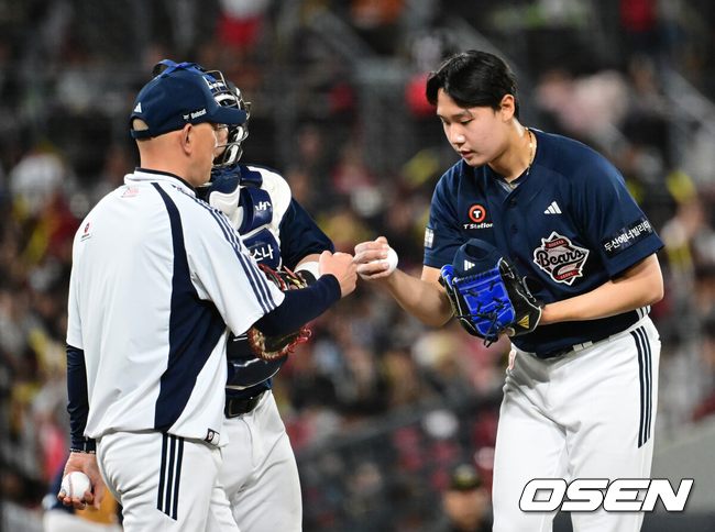 [OSEN=광주, 김성락 기자] 17일 오후 광주 북구 기아챔피언스필드에서 ‘2025 신한 SOL Bank KBO리그’ KIA 타이거즈와 두산 베어스의 더블헤더 2차전 경기가 열렸다.더블헤더 2차전 홈팀 KIA는 양현종, 원정팀 두산은 홍민규를 선발로 내세웠다.7회초 2사 1루 두산 양재훈이 교체, 박정배 코치와 주먹 하이파이브를 하고 있다. 2025.05.17 / ksl0919@osen.co.kr
