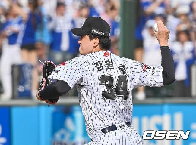 [OSEN=부산, 이석우 기자] 18일 부산 사직야구장에서 2025 신한 SOL 뱅크 KBO 리그 롯데 자이언츠와 삼성 라이온즈의 경기가 열렸다. 홈팀 롯데는 데이비슨, 방문팀 삼성은 이승현이 선발 출전했다.롯데 자이언츠 김원중이 역투하고 있다. 2025.05.18 / foto0307@osen.co.kr