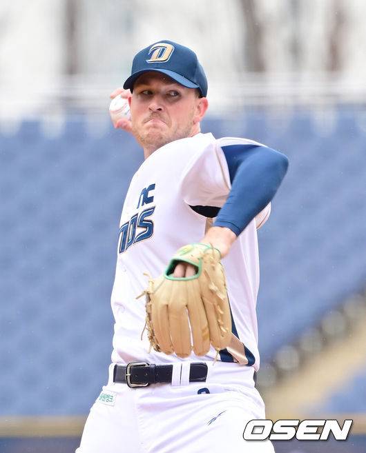 [OSEN=창원, 김성락 기자] 16일 오후 경남 창원NC파크에서  2025 신한 SOL뱅크 KBO 리그 NC 다이노스와 한화 이글스의 시범 경기가 열렸다. KBO리그 10개 구단은 오는 18일까지 시범경기 10경기를 소화한다. 2025시즌 개막전은 오는 22일 개최된다. 개막전 매치업은 LG-롯데(서울 잠실구장), KIA-NC(광주-기아챔피언스필드), SSG-두산(인천 SSG랜더스필드), KT-한화(수원 KT위즈파크), 삼성-키움(대구 삼성라이온즈파크)이다.1회초 NC 선발 라일리가 마운드에 올라 힘차게 공을 뿌리고 있다. 2025.03.16 / ksl0919@osen.co.kr