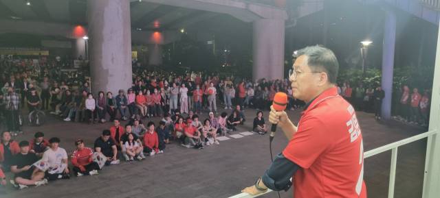 ▲이상휘 국회의원이 지난 17일 포항 철길숲에서 김문수 대통령 후보에 대한 지지를 호소하는 집중 유세를 펼치고 있다.ⓒ이상휘 의원실 제공