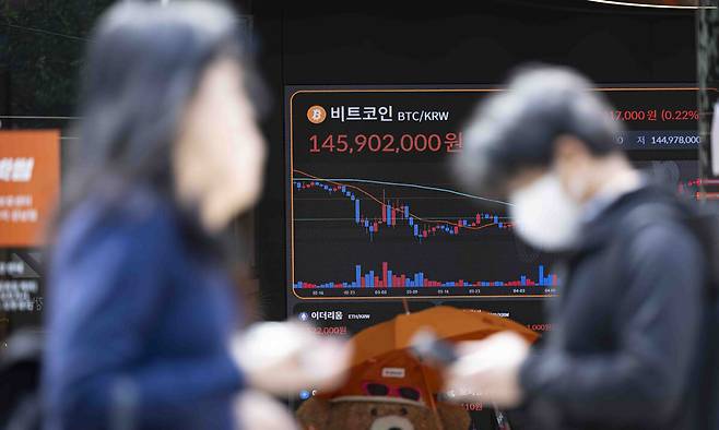 12일 서울 강남구 빗썸 고객 라운지 전광판에 시세가 나오고 있다. 뉴시스
