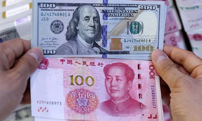 서울 중구 하나은행 위변조대응센터에서 직원이 미국 달러와 위안화를 정리하고 있다. 뉴스1