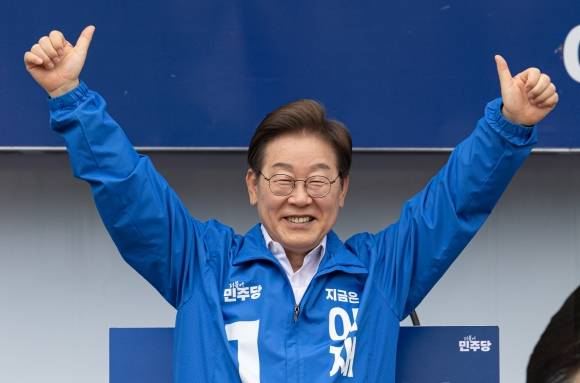 이재명 더불어민주당 대선후보가 16일 전북 군산시 구 시청광장에서 열린 유세에서 지지를 호소하고 있다. 2025.5.16 공동취재