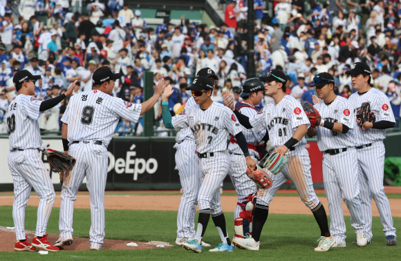 18일 부산 사직야구장에서 열린 프로야구 2025 신한 SOL 뱅크 KBO리그 삼성 라이온즈와 롯데 자이언츠의 경기. 롯데 선수들이 삼성에 6-3으로 승리한 후 기쁨을 나누고 있다. 2025.5.18 부산 연합뉴스