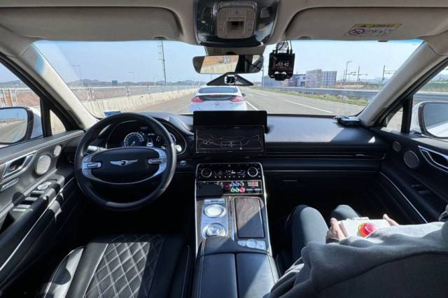 라이드플럭스 차량이 경기도 화성시 도심을 주행하고 있다. 사진제공=국토교통부