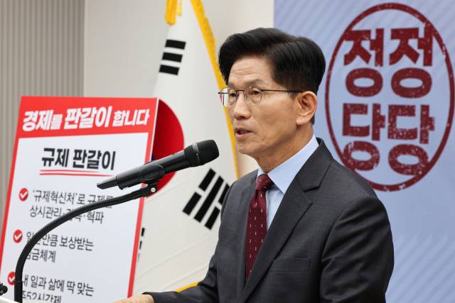 김문수 국민의힘 대선후보가 18일 서울 여의도 국민의힘 중앙당사에서 '경제를 판갈이 합니다-새롭게 대한민국' 경제 공약을 발표하고 있다. 연합뉴스