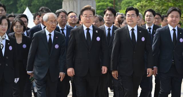 이재명(가운데) 더불어민주당 대선 후보가 18일 광주 북구 국립5·18민주묘지에서 열린 '제45주기 5·18 민주화운동기념식'에 참석하고 있다. 광주=오승현 기자