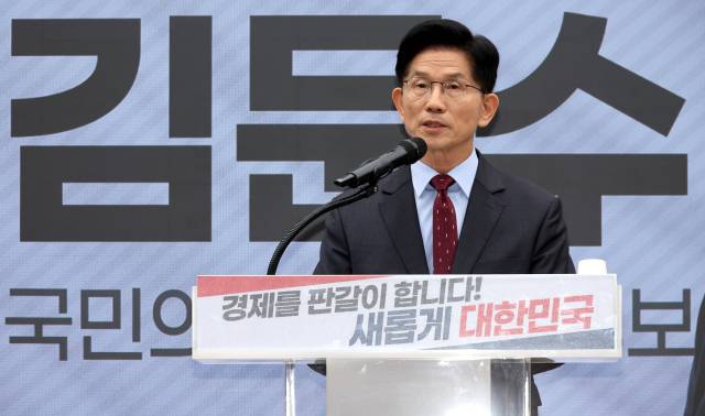 김문수 국민의힘 대통령 후보가 18일 서울 여의도 국민의힘 중앙당사에서 '경제를 판갈이 합니다! 새롭게 대한민국' 경제 공약 발표를 하고 있다. 뉴스1