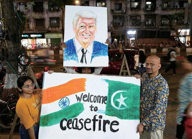 5월10일 인도 뭄바이에서 인도와 파키스탄 간 휴전을 기념하며 학생들과 그들의 교사가 도널드 트럼프 미국 대통령의 초상화를 들고 축하하고 있다. ⓒAP 연합