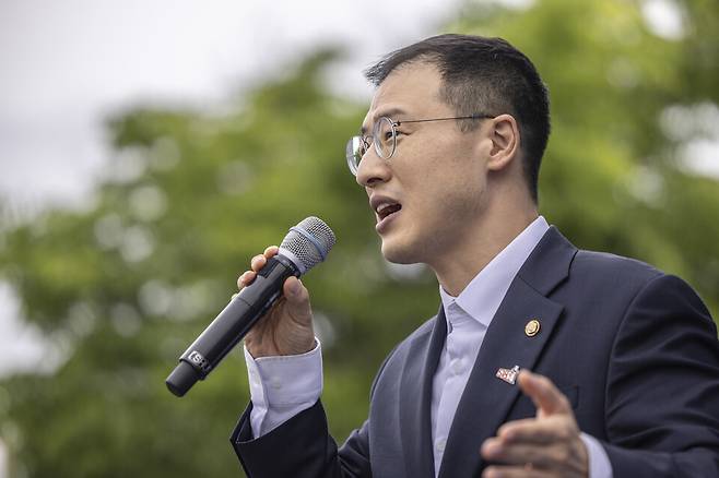 국민의힘을 탈당한 김상욱 무소속 의원이 지난 16일 전북 익산시 익산역 동부광장에서 열린 이재명 더불어민주당 대선 후보 유세에 참가해 연설하고 있다. ⓒ연합뉴스