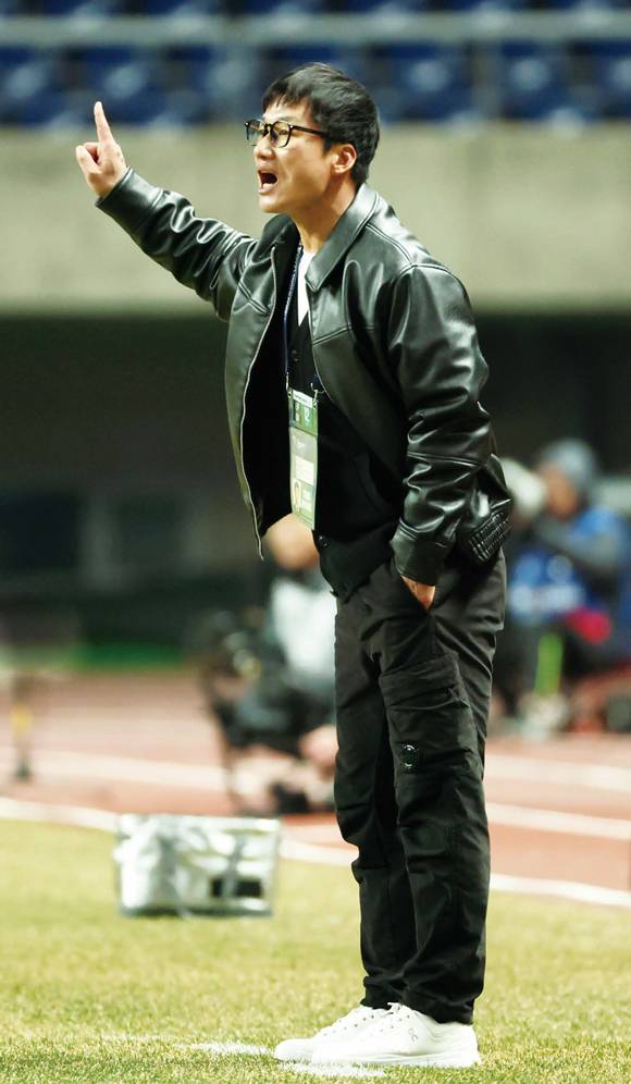 3월12일 광주월드컵경기장에서 열린 ACLE 광주FC와 비셀 고베의 16강 2차전. 광주 이정효 감독이 작전을 지시하고 있다. ⓒ연합뉴스