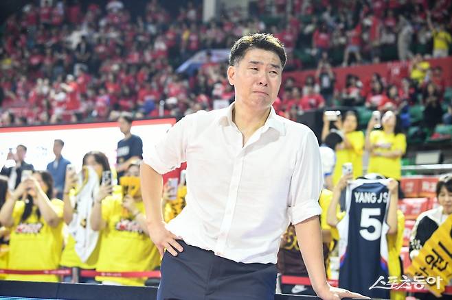 조상현 LG 감독이 17일 잠실학생체육관에서 열린 SK와 챔피언 결정전 7차전 4쿼터 막판 승리가 눈앞에 다가오자 눈물을 흘리고 있다. 그는 LG 사령탑 부임 3시즌 만에 팀을 챔피언에 올려놓았다. 사진제공｜KBL