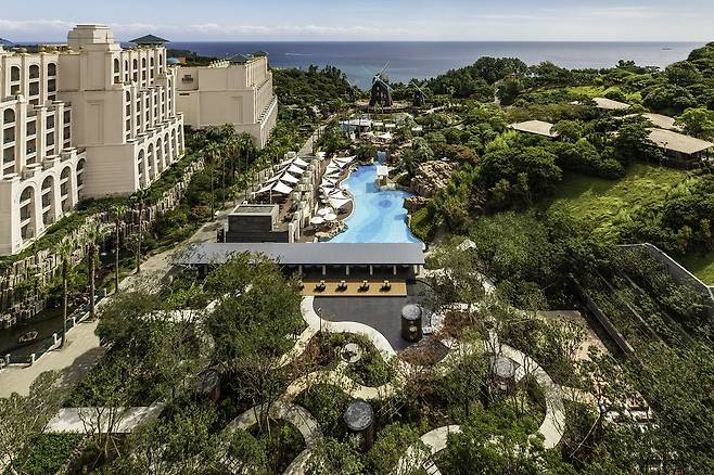 여름 휴가철 타임세일 프로모션 ‘썸머 이스케이프 딜’에 참여하는 롯데호텔 제주 수영장    사진제공 ｜롯데호텔앤리조트