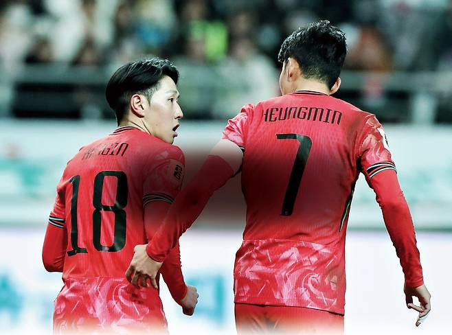 손흥민(오른쪽)과 이강인 같은 세계적인 선수를 국내에서 키워낼 수 있을 만큼 한국 축구 경쟁력을 끌어올릴 수는 없을까. 스포츠경향 창간 20주년을 맞아 전현직 프로축구 감독 20여명이 그 솔루션을 제시했다. 게티이미지코리아