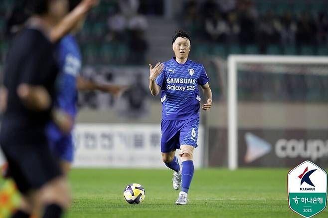 ▲ 최영준이 부산전에서 전반 2분 부상에 머리에 붕대를 감고 뛰고 있다 ⓒ한국프로축구연맹