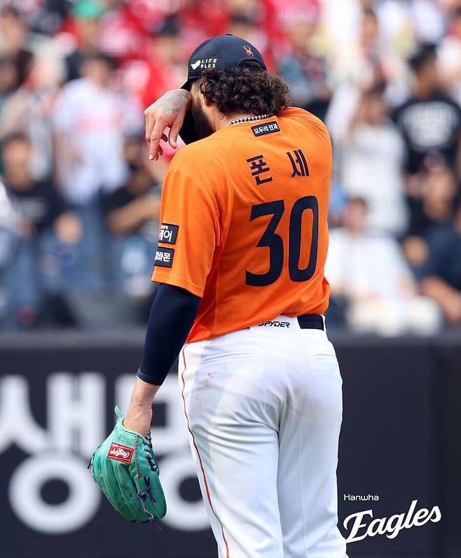 ▲ 역대급 퍼포먼스를 보여준 폰세는 경기 도중 어머니를 생각하며 잠시 눈시울을 붉히기도 하는 등 여러 의미에서 기억에 남을 만한 경기를 남겼다 ⓒ한화이글스