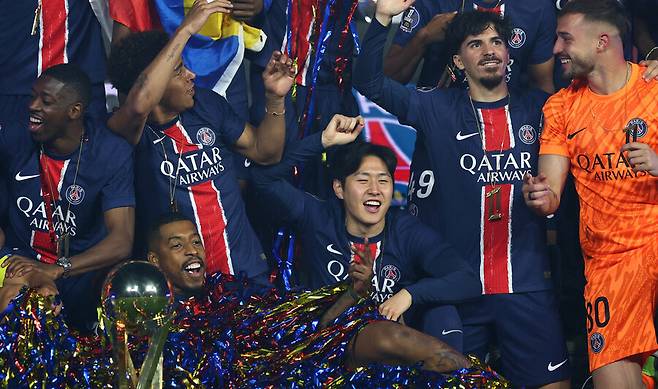 ▲ 파리 생제르맹 이강인이 18일 프랑스 파리의 파르크 데 프랭스에서 열린 오세르와의 2024-25시즌 프랑스 리그앙 34라운드 최종전을 마친 뒤 우승 시상식에서 동료들과 활짝 웃고 있다. ⓒ연합뉴스/REUTERS