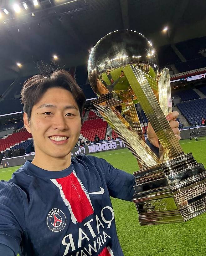 ▲ 파리 생제르맹 이강인이 18일 프랑스 파리의 파르크 데 프랭스에서 열린 오세르와의 2024-25시즌 프랑스 리그앙 34라운드 최종전을 마친 뒤 우승 시상식에서 트로피를 들고 사진을 찍었다. ⓒ 이강인 SNS