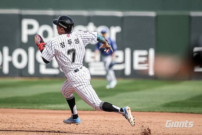 ▲ 요즘 1번타자로 자주 나오는 롯데 장두성이 힘차게 뛰고 있다. ⓒ롯데 자이언츠