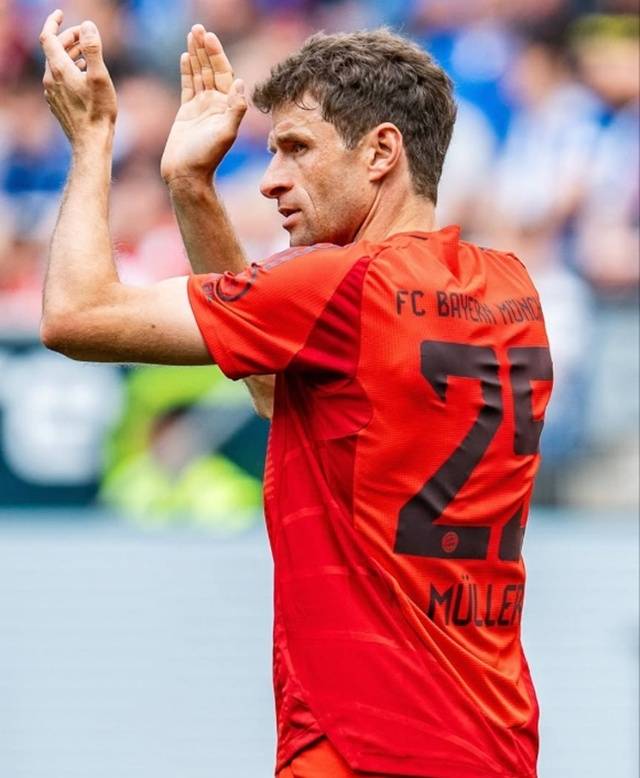 팬들에게 인사하는 토마스 뮐러. /사진=바이에른 뮌헨 SNS