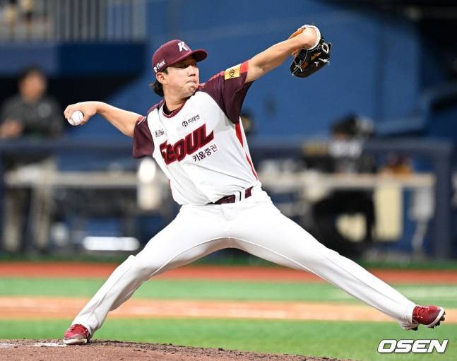 문성현의 키움 히어로즈 시절 투구 모습.