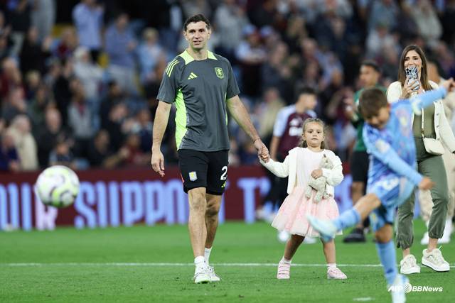 에밀리아노 마르티네스(왼쪽). /AFPBBNews=뉴스1