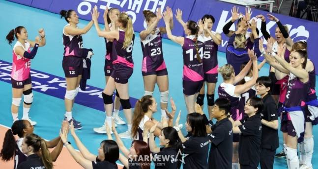 세계올스타 선수들이 17일 KYK 인비테이셔널 2025 첫날 경기에서 승리를 거두고 하이파이브를 하고 있다. /사진=강영조 선임기자