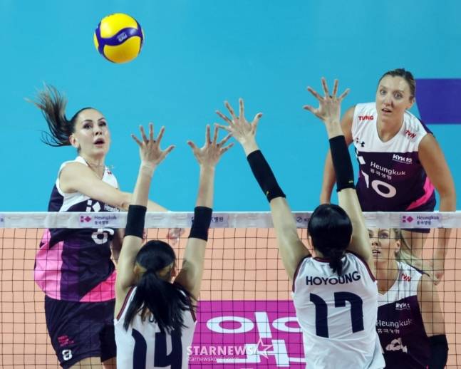 나탈리아 곤차로바(왼쪽)가 더블 블로커를 앞에 두고도 과감한 공격을 펼치고 있다. /사진=강영조 선임기자