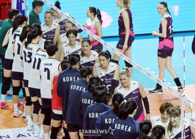 경기 후 악수를 나누는 한국 대표팀(왼쪽)과 세계올스타 선수들. /사진=강영조 선임기자