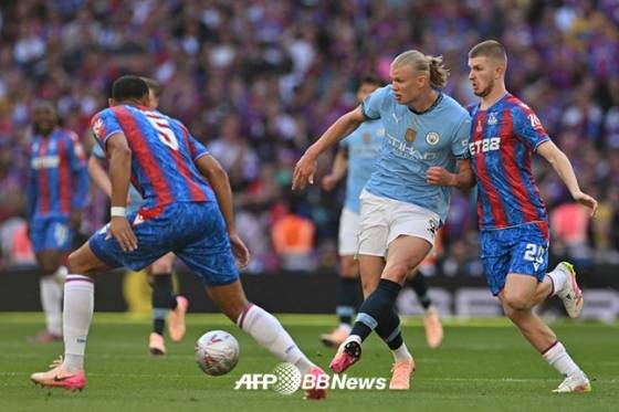 맨체스터 시티 엘링 홀란(가운데)이 18일 크리스탈 팰리스와 2024~2025시즌 잉글랜드축구협회(FA)컵 결승전에서 패스를 시도하고 있다. /AFPBBNews=뉴스1