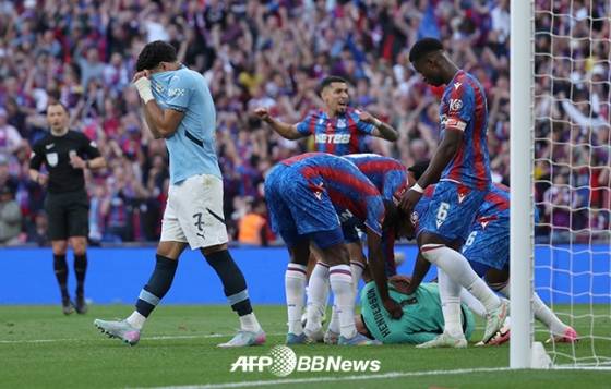 18일 크리스탈 팰리스와의 2024~2025시즌 잉글랜드축구협회(FA) 결승전에서 페널티킥을 실축한 뒤 아쉬워하고 있는 오마르 마르무시(왼쪽 두 번째)와 페널티킥을 선방한 딘 헨더슨 골키퍼와 함께 기뻐하는 크리스탈 팰리스 선수들./AFPBBNews=뉴스1