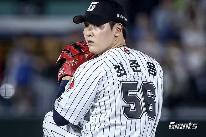 롯데 자이언츠 투수 최준용이 지난 17일 부산 사직야구장에서 열린 2025 신한 SOL Bank KBO리그 삼성 라이온즈와의 팀 간 5차전 및 더블헤더 2차전에서 1이닝 1탈삼진 무실점을 기록했다. 사진 롯데 자이언츠