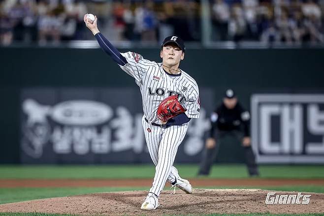 롯데 자이언츠 투수 최준용이 지난 17일 부산 사직야구장에서 열린 2025 신한 SOL Bank KBO리그 삼성 라이온즈와의 팀 간 5차전 및 더블헤더 2차전에서 1이닝 1탈삼진 무실점을 기록했다. 사진 롯데 자이언츠